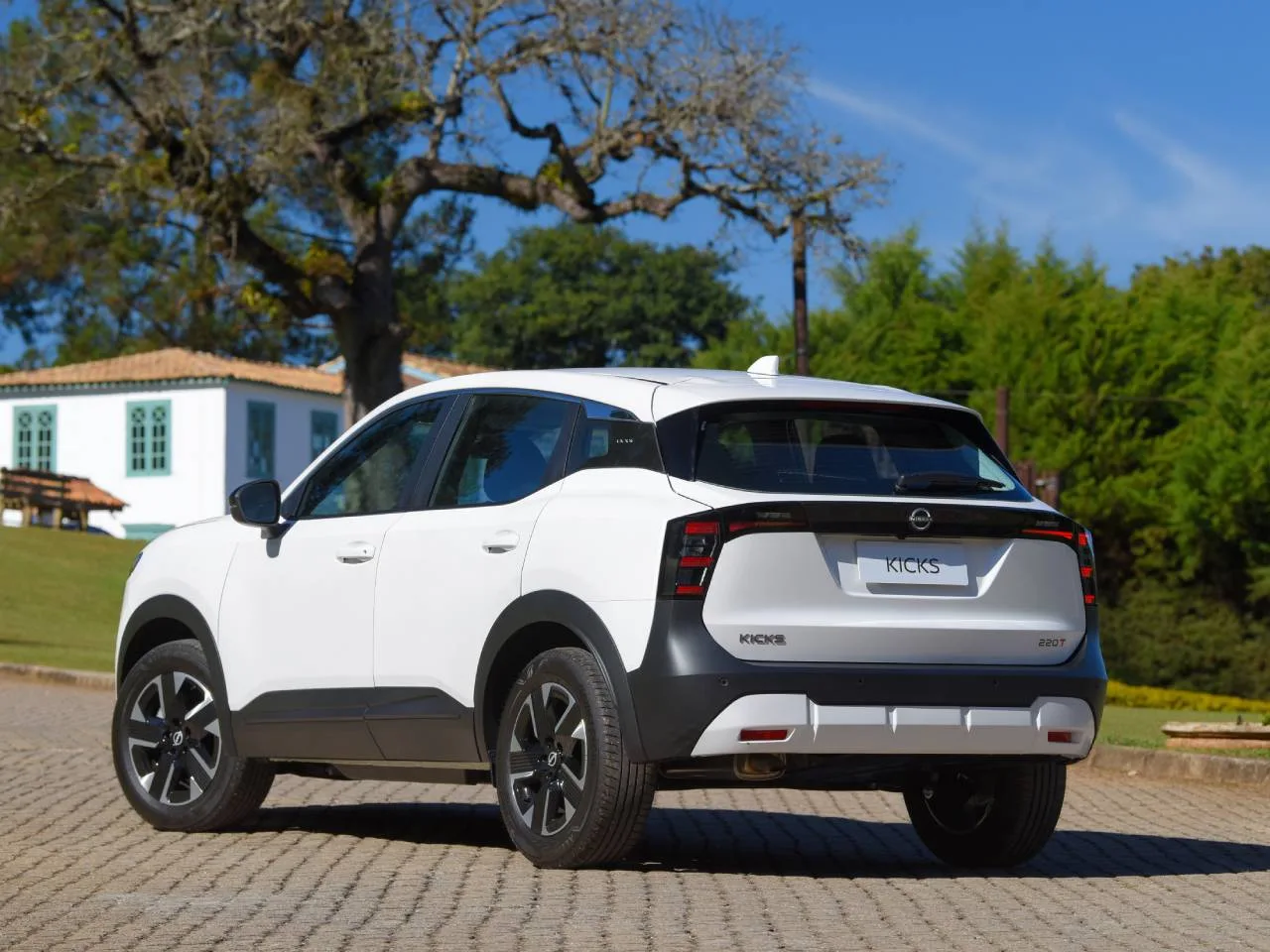 O Kicks Sense 2026 inicia sua evolução pelo interior, trazendo dois novos revestimentos premium que deixam a versão de entrada mais alinhada às opções superiores da linha.