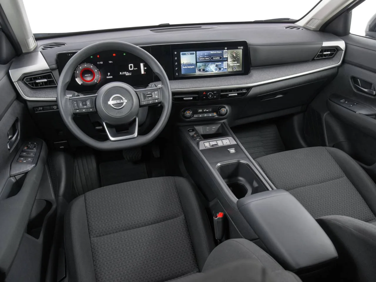 A Nissan homologou kits misto e sintético, instalados por profissionais treinados e mantendo a garantia. Eles buscam entregar mais valor sem exigir upgrade de versão.