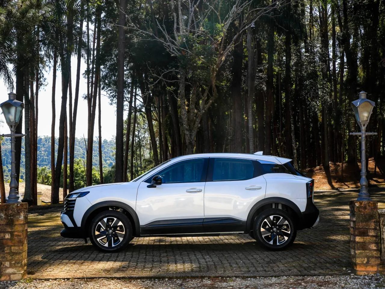 Além do visual atualizado, o Kicks Sense traz um pacote robusto de segurança com alerta de colisão, frenagem inteligente, monitoramento de faixa e seis airbags de série.