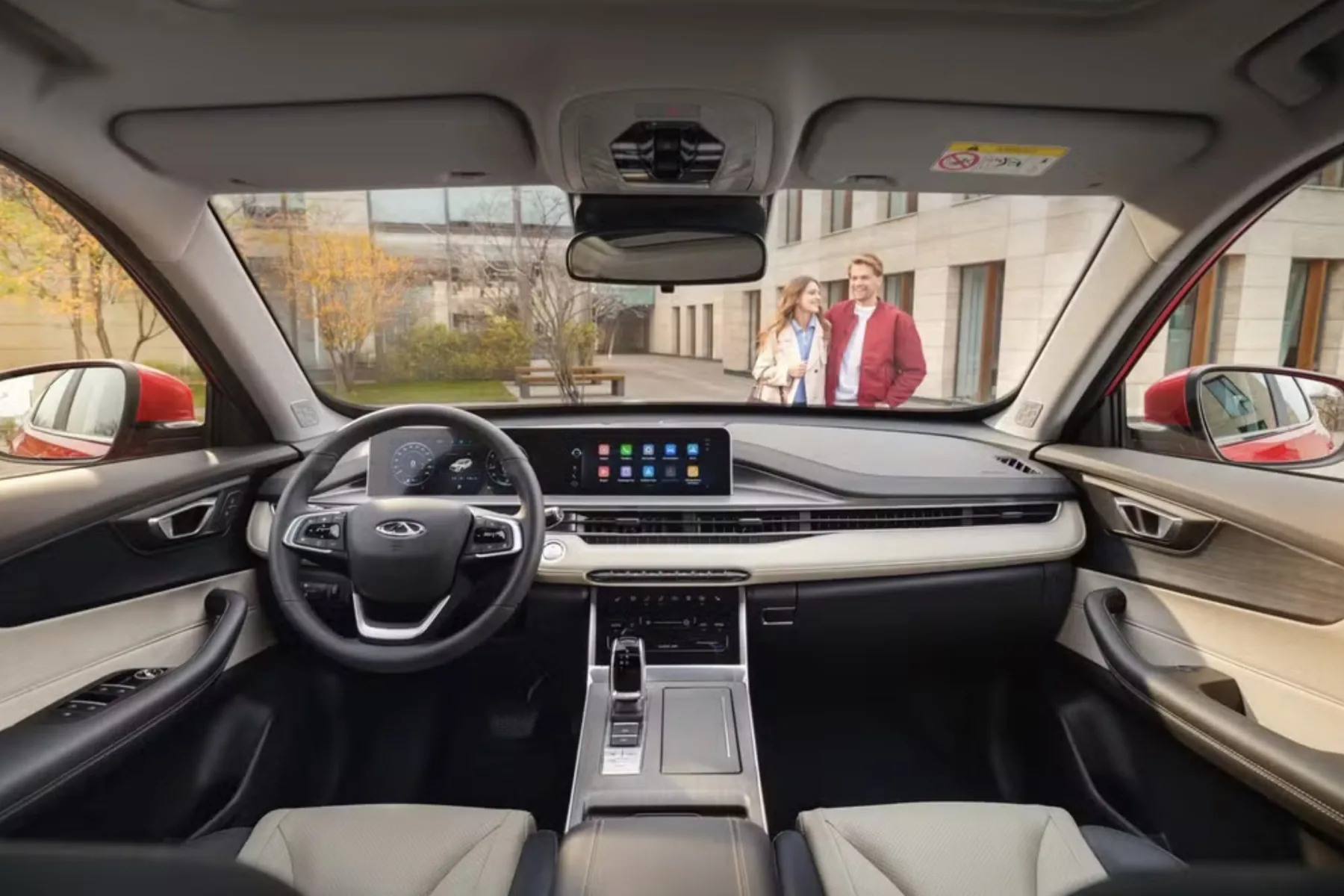 O interior do SUV foi totalmente redesenhado, com duas telas integradas e materiais de qualidade, elevando o padrão entre os compactos.