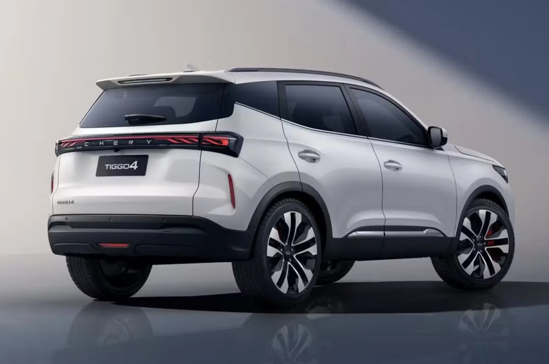 O novo Tiggo 5x aparece com linhas mais elegantes e grade ampla, inspirado no Tiggo 8, confirmando a aposta em um design global mais sofisticado.