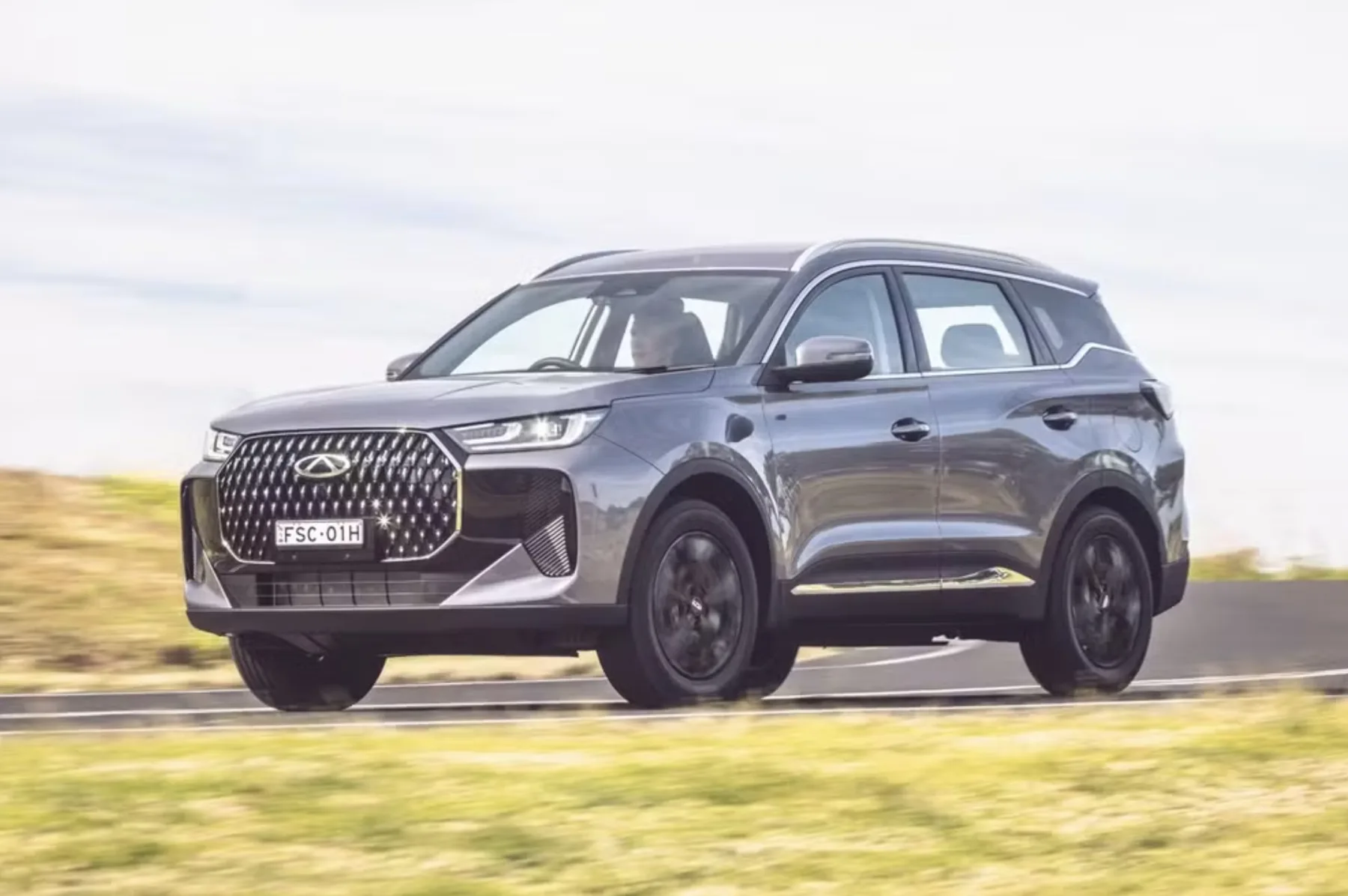 Já o Tiggo 7 traz faróis herdados do Tiggo 8 Pro e novas lanternas unidas, unificando a linguagem visual da marca no mercado brasileiro.