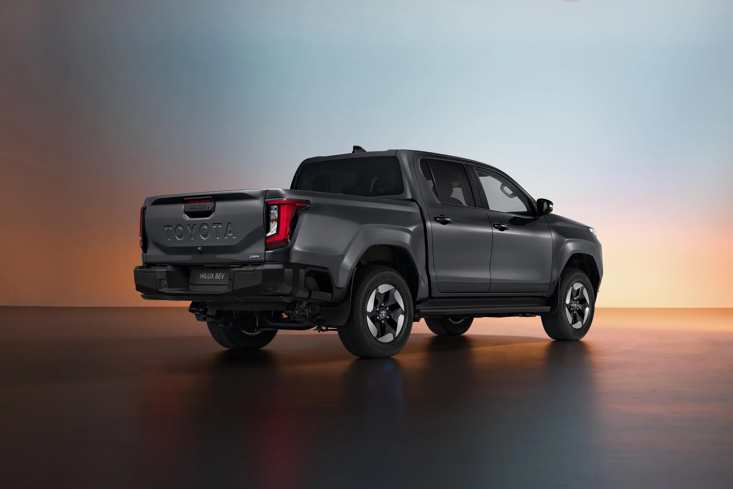 A Toyota aprimorou suspensão, rigidez estrutural e direção elétrica, mantendo o equilíbrio entre robustez e conforto. Há assistentes de condução, frenagem autônoma e alerta de ponto cego.