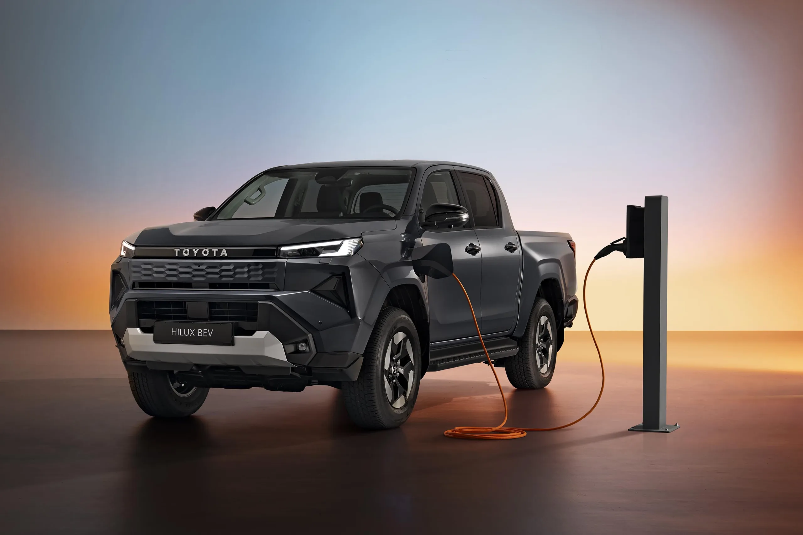 A nova Hilux 2026 surge com força renovada, unindo tradição e inovação. O design ficou mais imponente, o interior mais tecnológico e as opções de motor abrangem desde o diesel híbrido leve até o elétrico completo, com promessa de versão a hidrogênio para 2028.