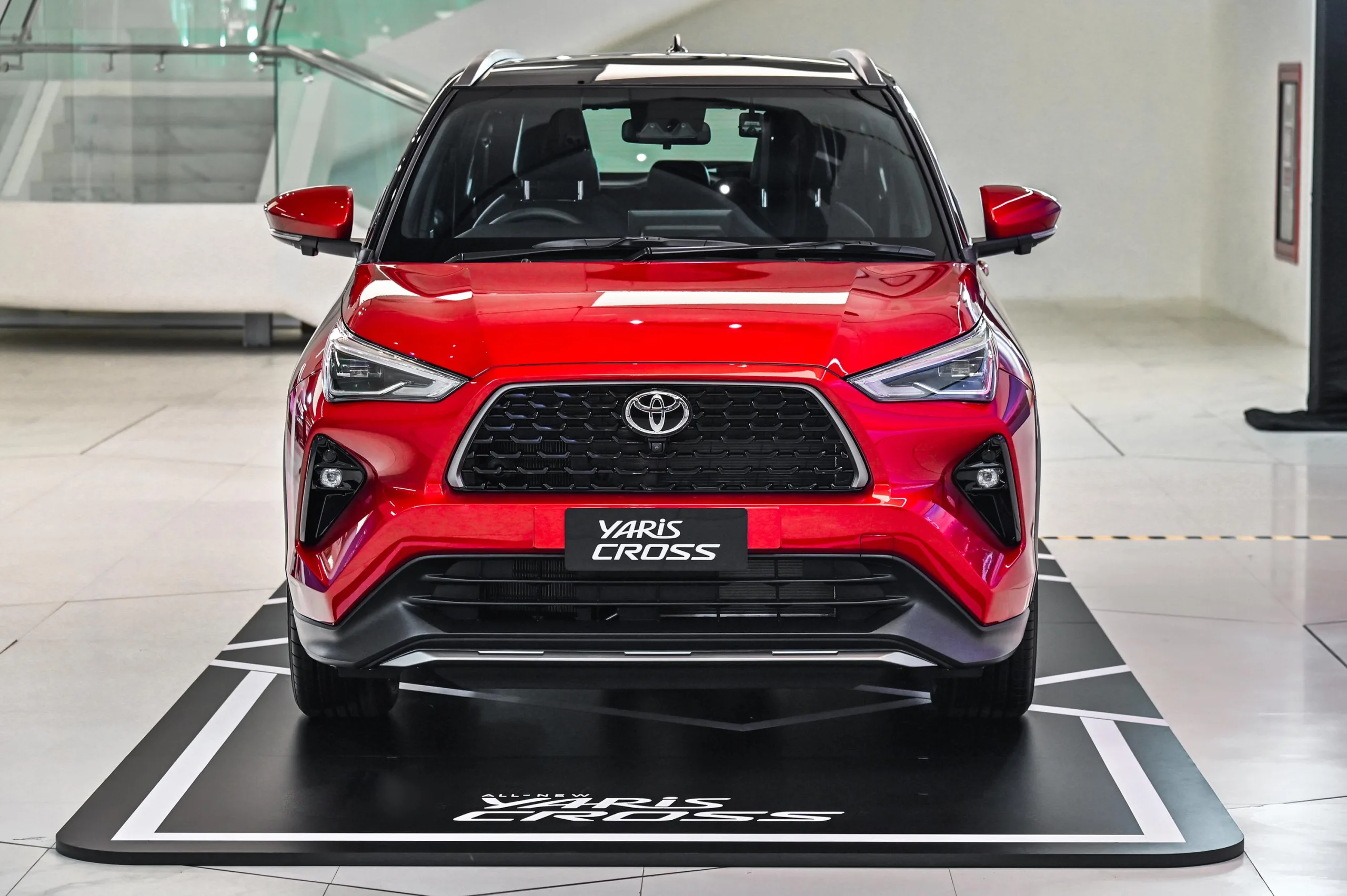 O Yaris Cross, que seria lançado no fim de 2025, teve pré-produção interrompida e agora estreia apenas em 2026 como SUV híbrido-flex urbano.