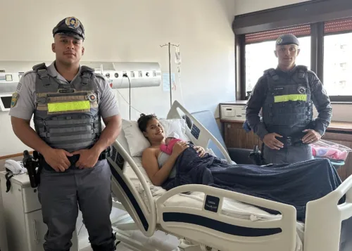 Viatura ‘rasga’ o trânsito parado, salva mãe de parir no banco do carro e evita o pior em SP