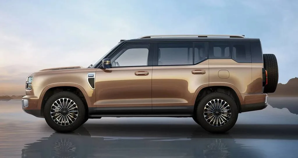 O estilo quadrado entrega presença forte, com frente fechada e faróis em blocos. Parece robusto de verdade, sem exageros, e ainda traz sinais da nova fase eletrificada