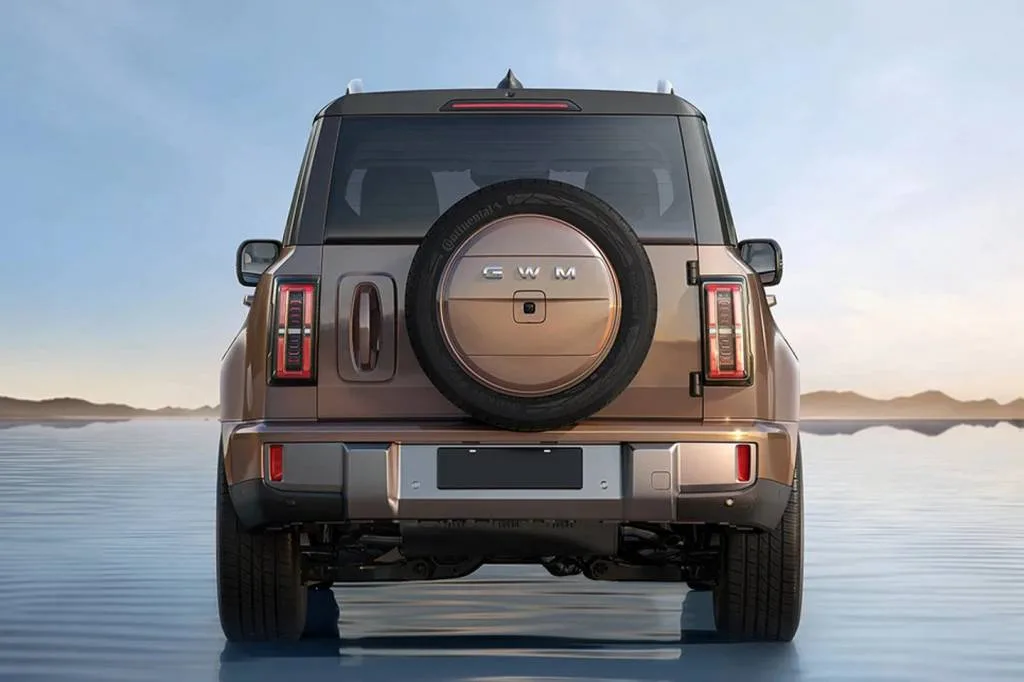 Debaixo do capô, a proposta é híbrida com dois motores elétricos e tração nas quatro rodas. A marca fala em mais de 400 cv, o que muda completamente o comportamento