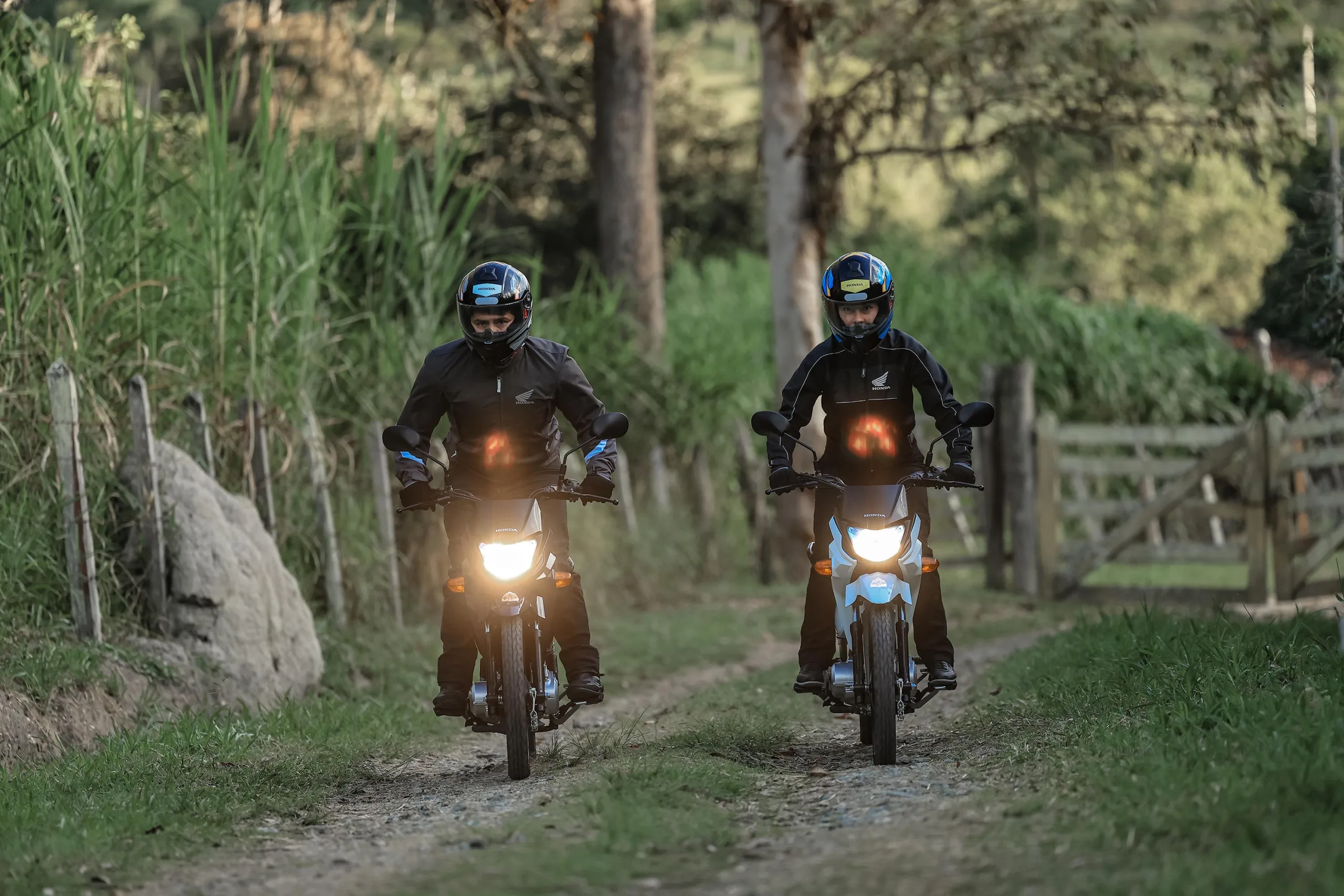 As rodas de liga leve chegam com pneus sem câmara e tornam o uso menos problemático em caso de furo. Não resolve tudo, mas evita dor de cabeça maior na rua. Junto disso, o freio ficou maior, o que tende a ajudar na parada, sobretudo em uso urbano pesado.