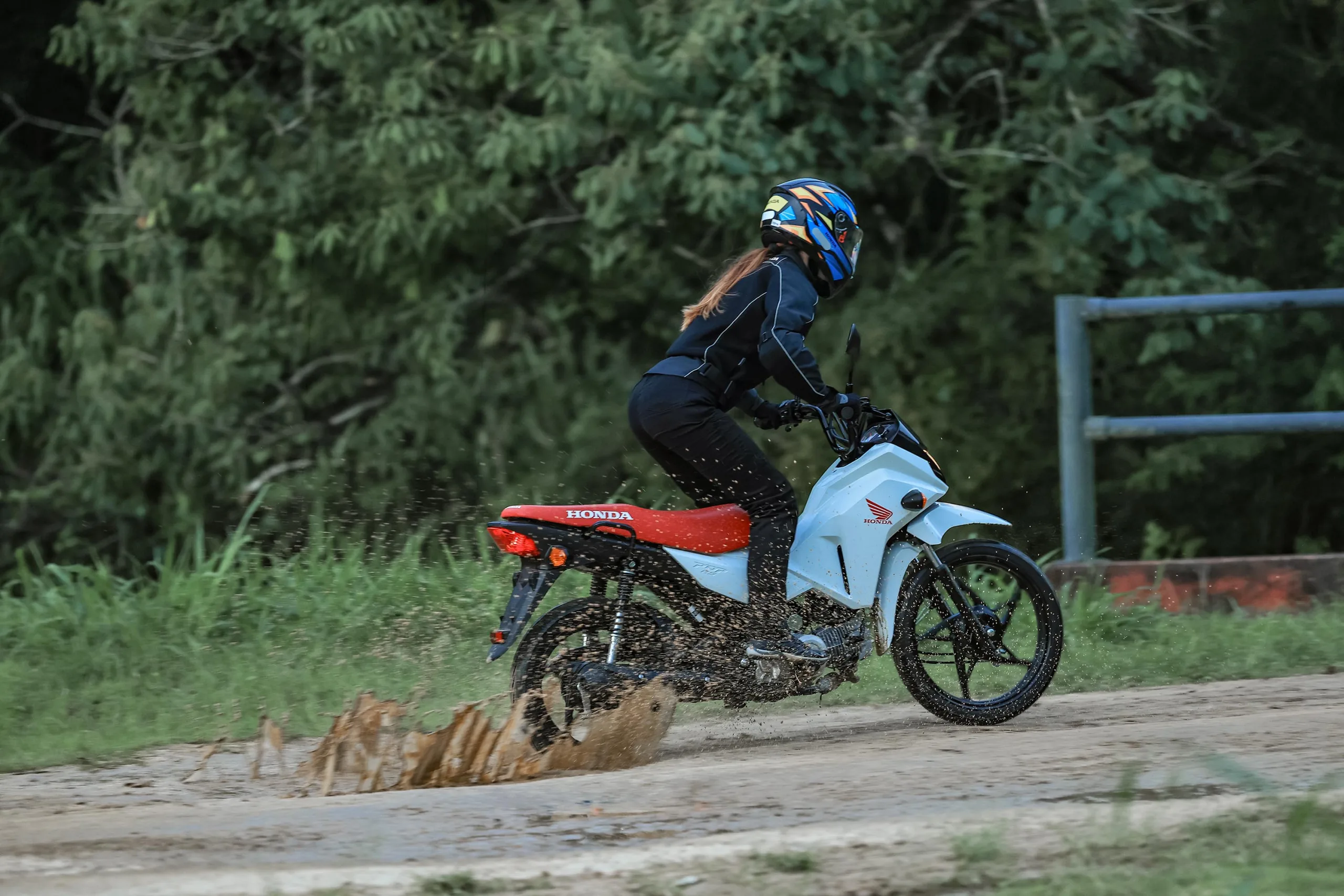 A Honda mexeu onde mais importa para quem está começando. A Pop 2027 elimina o pedal de freio e leva tudo para as mãos, numa lógica que lembra bicicleta e scooter. A mudança não é detalhe, muda o jeito de pilotar no dia a dia e reduz a chance de erro de quem nunca teve moto.