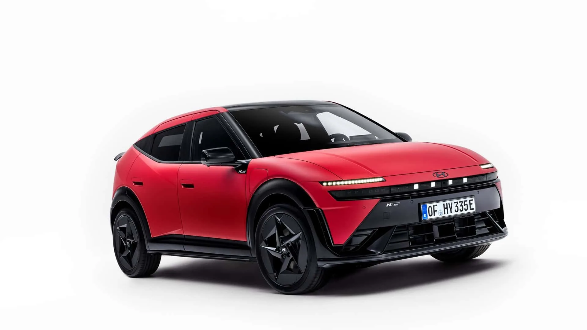 Hyundai aposta alto ao trazer de volta a ideia do Veloster, agora elétrico. O Ioniq 3 mistura hatch e cupê e não tenta agradar todo mundo logo de cara