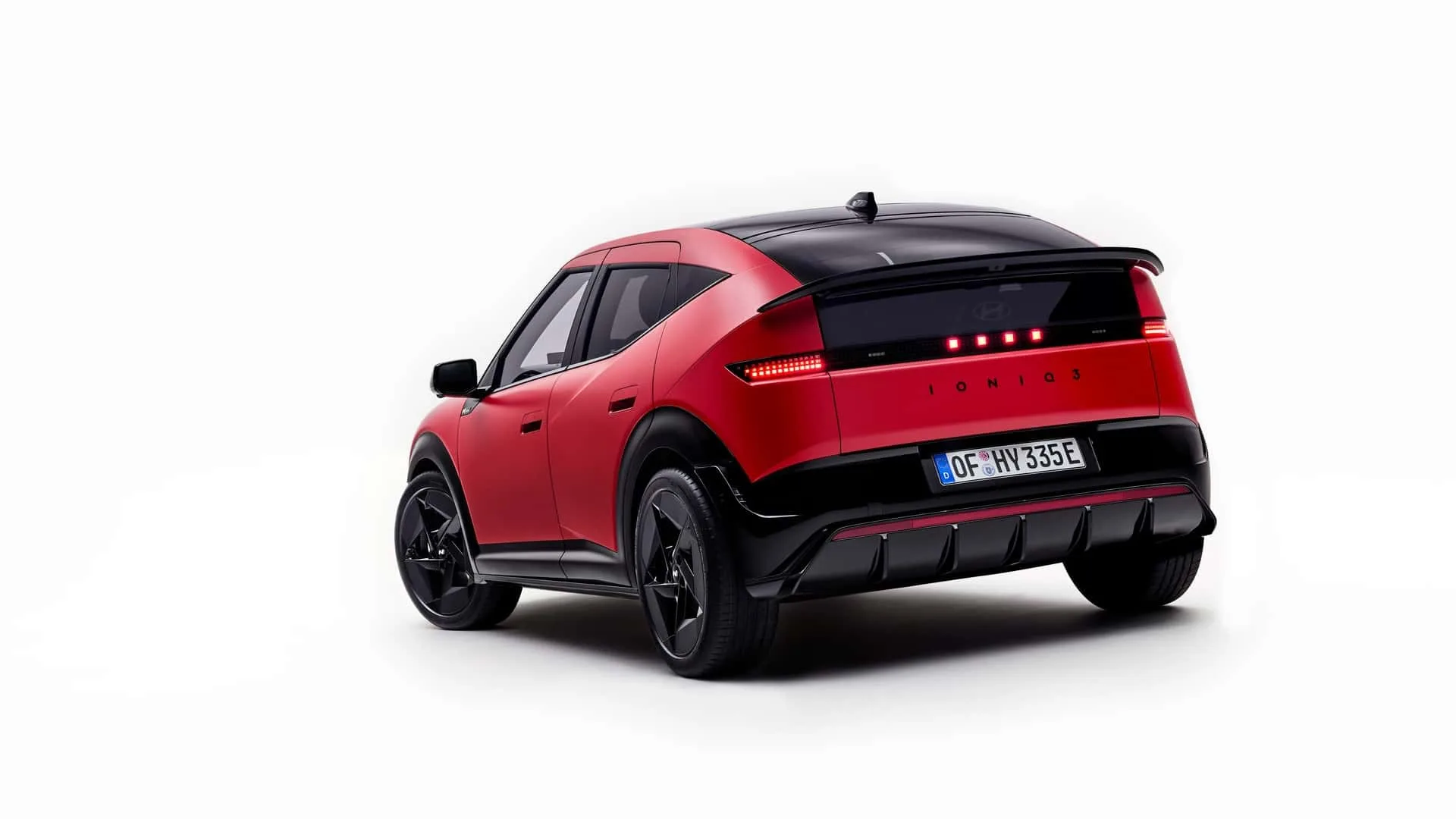 No uso, a promessa é equilíbrio. Autonomia pode chegar a 496 km e o desempenho é suficiente, mas sem qualquer pegada esportiva