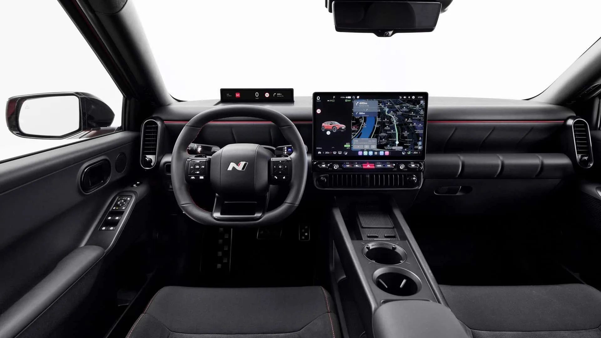 Por dentro, o foco é facilitar a vida. Tem tela grande, comandos físicos bem posicionados e um ambiente limpo que não exige adaptação longa