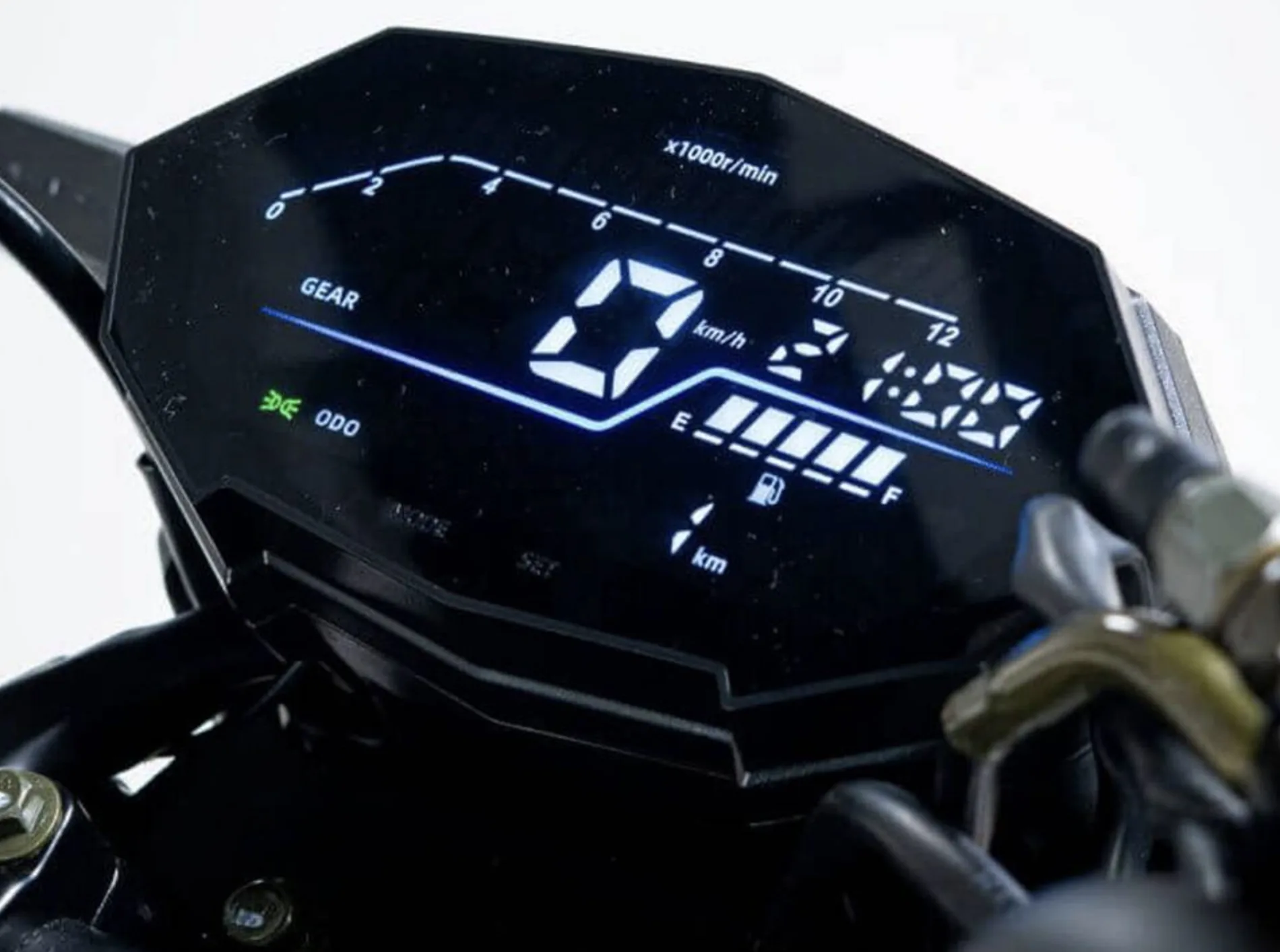 O pacote chama atenção pelo LED completo e USB dupla. Tem até Bluetooth, mas o foco aqui é praticidade, não tecnologia avançada.