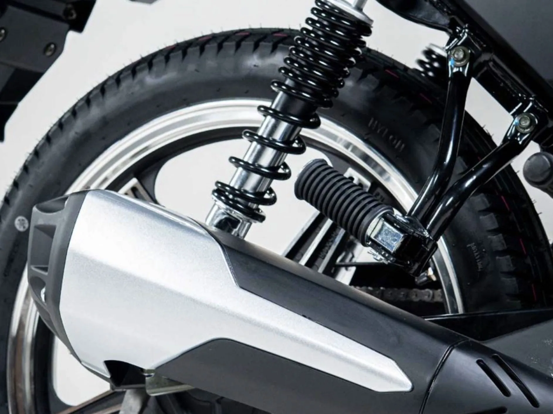 No uso urbano, o conjunto leve e simples ajuda. Suspensão comum e freio combinado seguram o básico, mas sem refinamento de modelos mais caros.