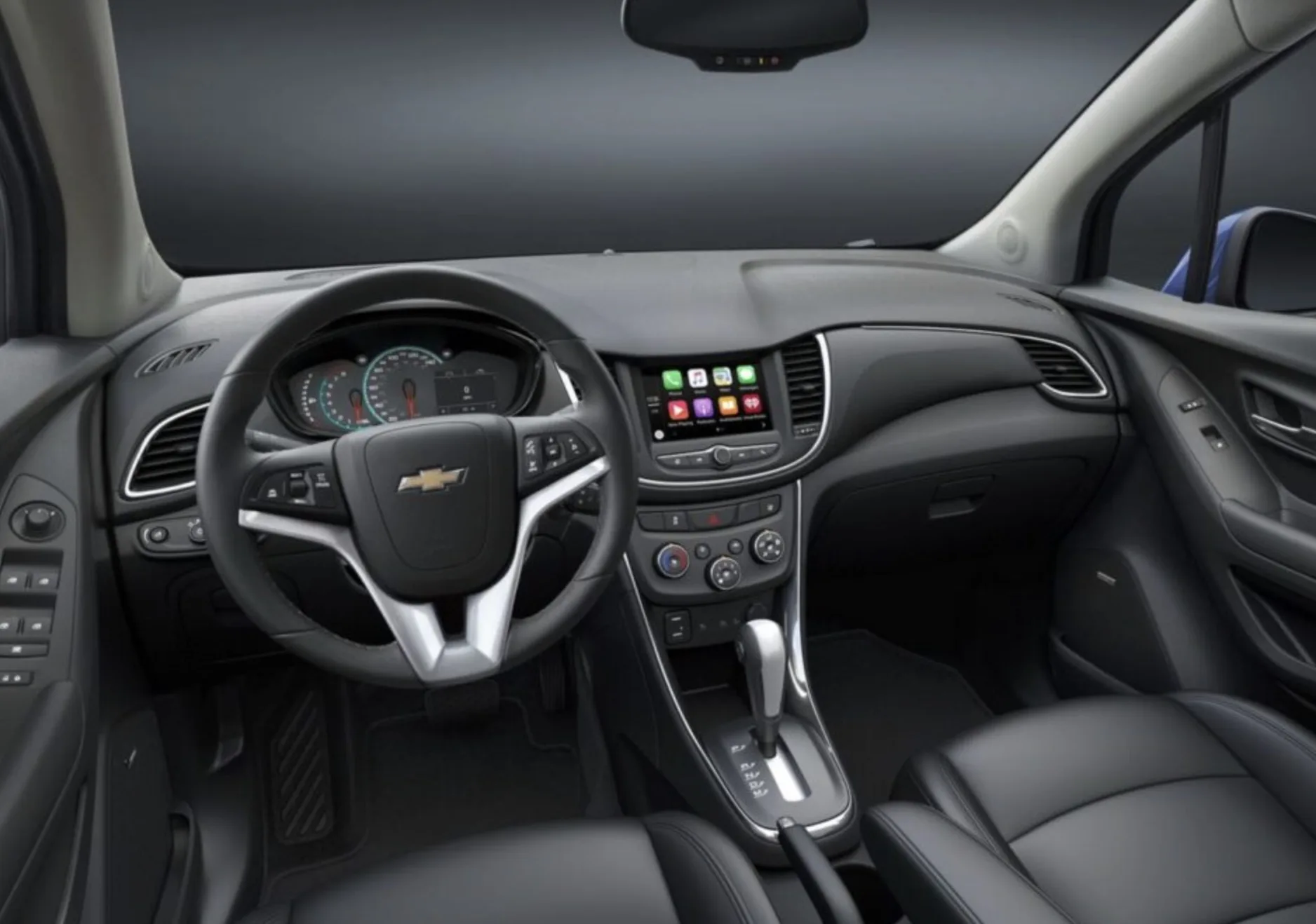 O Sonic aparece antes da estreia e entrega o que a Chevrolet quer fazer: ocupar um espaço que ninguém domina bem. Fica acima do Onix, mas ainda longe do Tracker no preço.