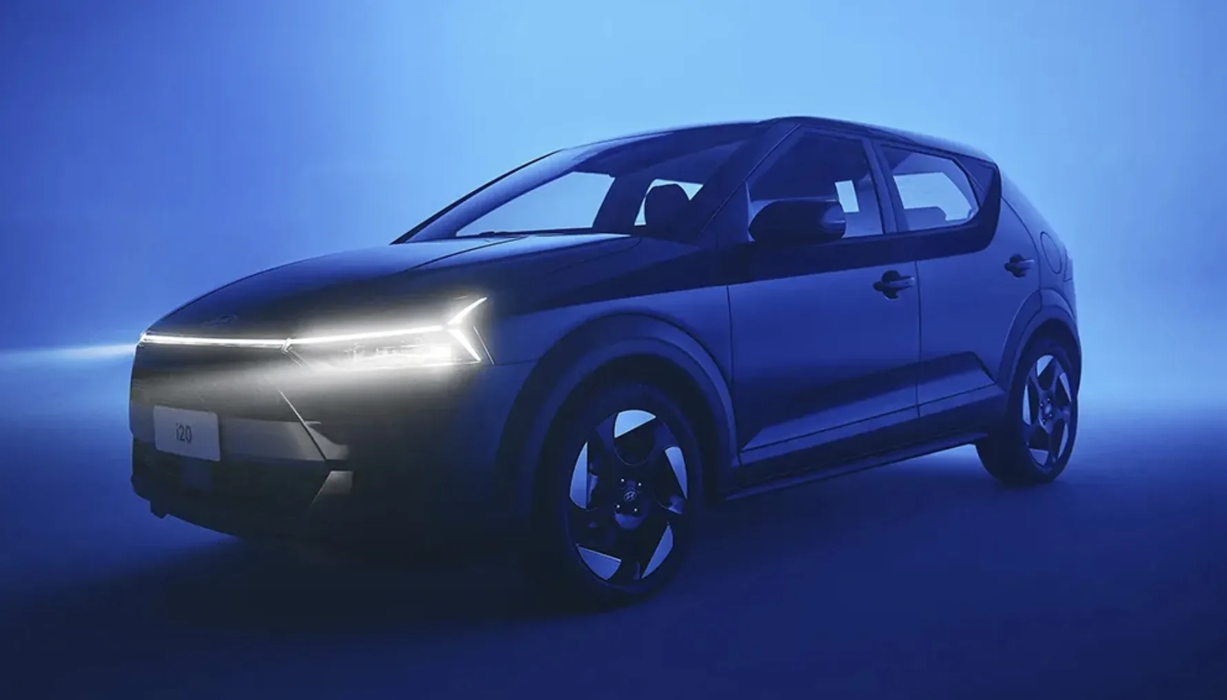 A X-Line é a versão com foco visual da linha Hyundai i20 2027. Ela traz rodas de 17 polegadas, detalhes escurecidos, lanternas com faixa central em LED e acabamento exclusivo, além de usar o motor 1.0 turbo de 115 cv com câmbio automático.