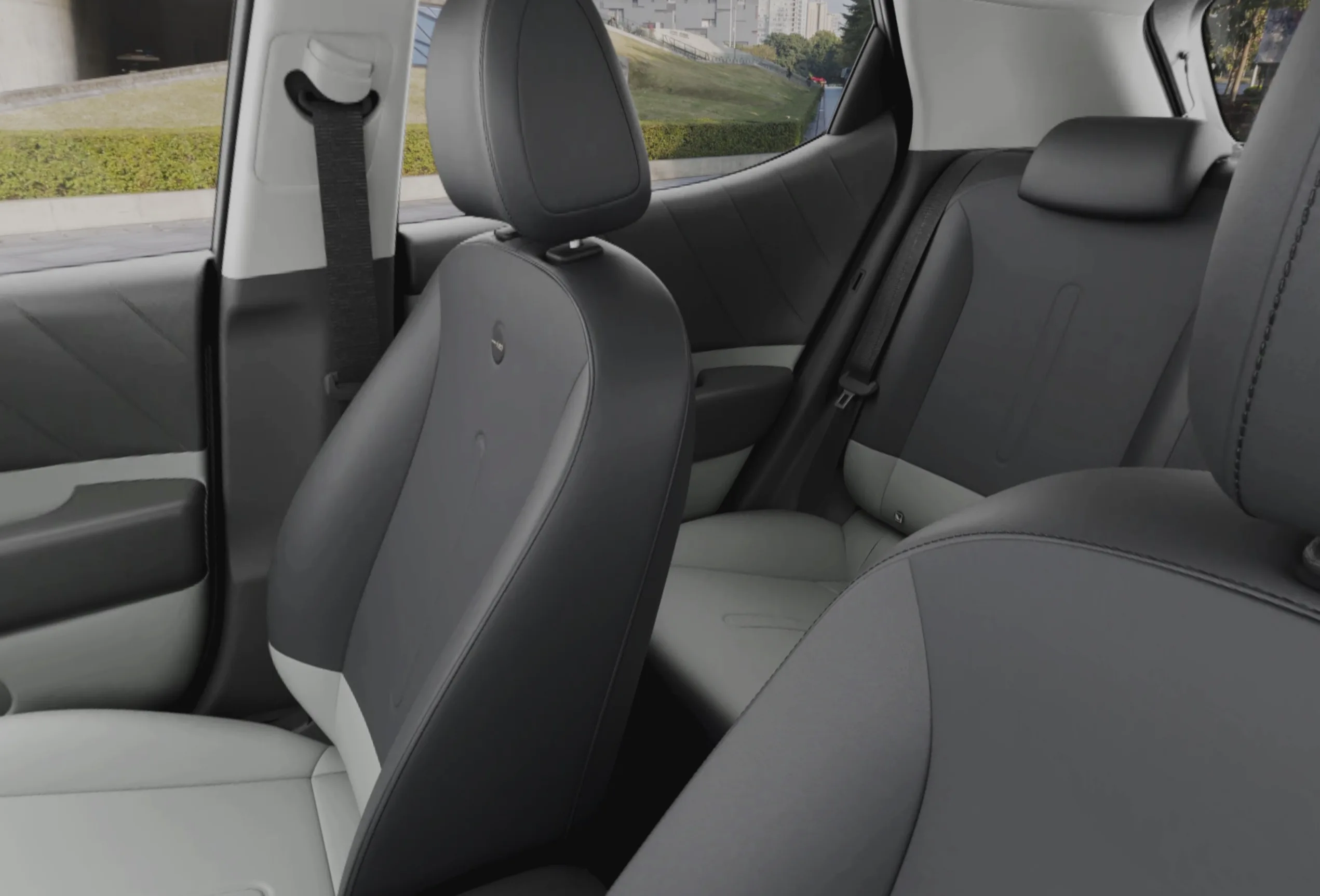 O interior do Hyundai i20 2027 evolui conforme a versão. Desde a configuração de entrada há painel digital de 12,3 polegadas e central multimídia integrada, enquanto as versões superiores adicionam acabamento bicolor, carregador por indução, volante revestido e mais recursos de conforto.