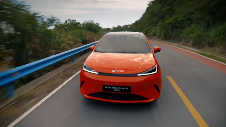 BYD Dolphin G terá preço abaixo de R$ 150 mil, produção nacional e autonomia elétrica de até 105 km, mantendo o motor 1.5 para viagens mais longas