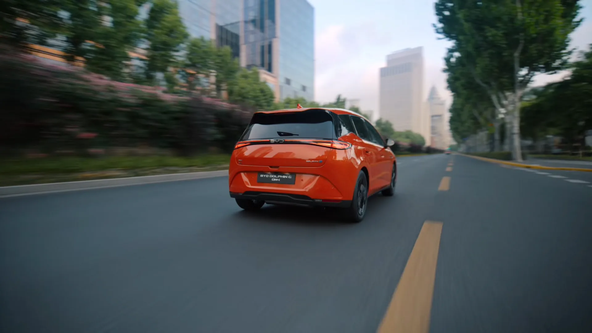 A BYD escolheu um motor elétrico dianteiro de 163 cv e um 1.5 a combustão, que entra em ação para ampliar o alcance quando a bateria já não dá conta do percurso.