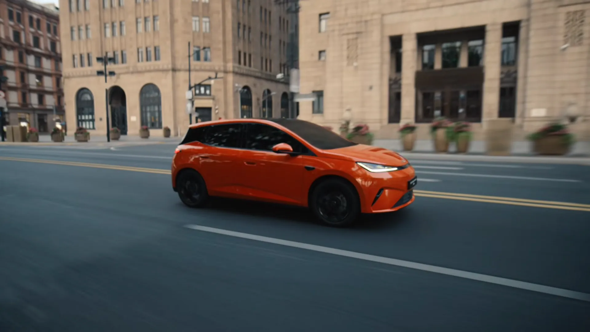 O BYD Dolphin G DM-i chega ao Brasil em novembro como híbrido plug-in, feito para rodar com eletricidade na cidade sem depender de carregadores em viagens longas.